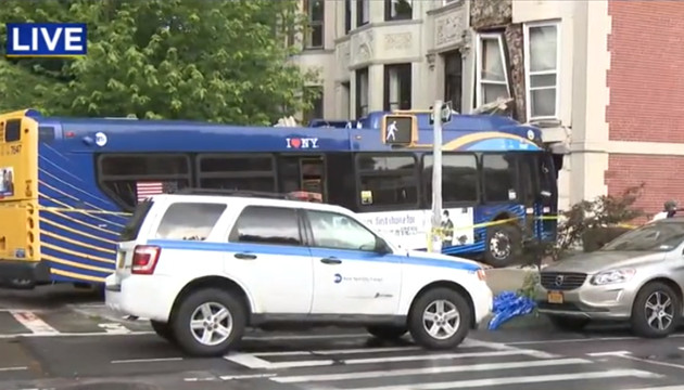 美國紐約公交車失控撞向公寓樓 造成至少16人受傷