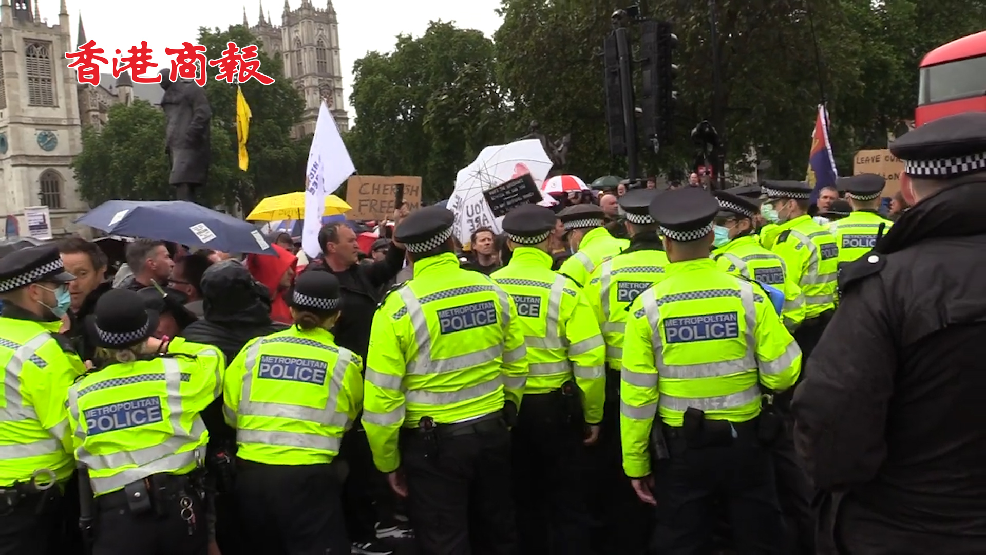 有片丨「德爾塔」傳播加劇致英國解封日推遲 抗議者包圍首相府