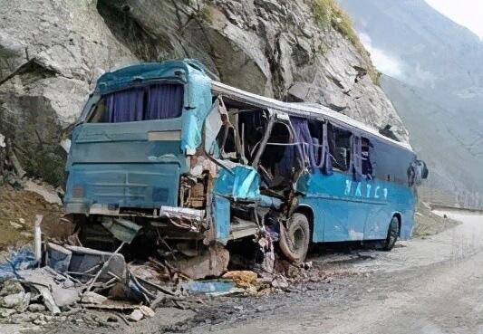 巴基斯坦巴士爆炸墜谷 巴方改口指現場有爆炸物痕跡