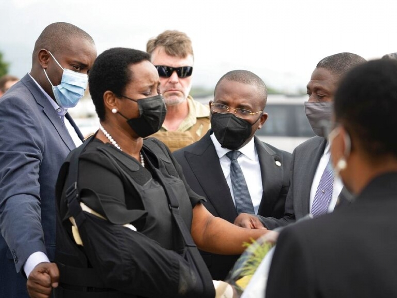 有片 | 海地總統遺孀回國參加丈夫葬禮 纏繃帶穿防彈衣