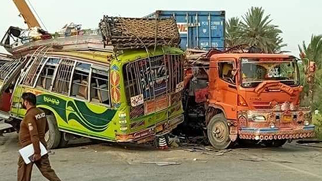 巴基斯坦客車與貨櫃車相撞 至少29死46傷