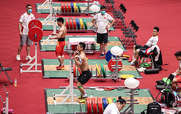中國舉重隊在東京國際論壇大廈進行首次熱身訓練