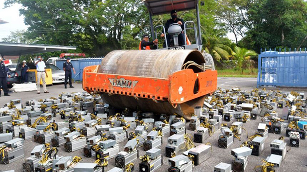 馬來西亞查獲逾千台比特幣挖礦機 當局以壓路機碾碎銷毀
