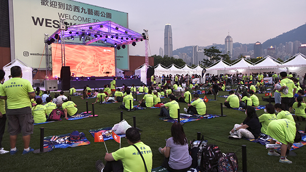 香港市民觀看開幕直播為「香港隊加油」