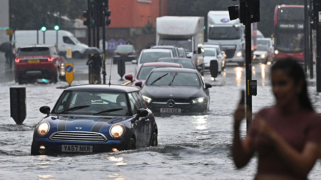英國倫敦大雨滂沱市區街道積水 多個地鐵站被嚴重淹沒