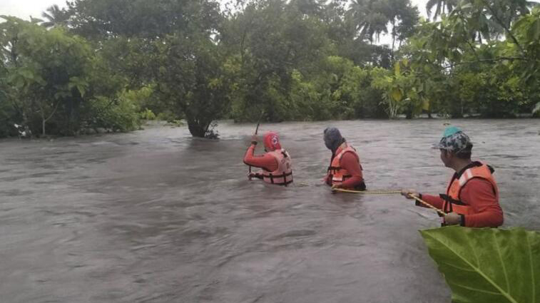 菲律賓首都地區持續暴雨引發洪災 逾7萬人無家可歸