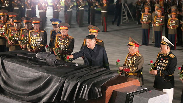 朝鮮祖國解放戰爭勝利68周年 金正恩前往烈士陵園憑弔