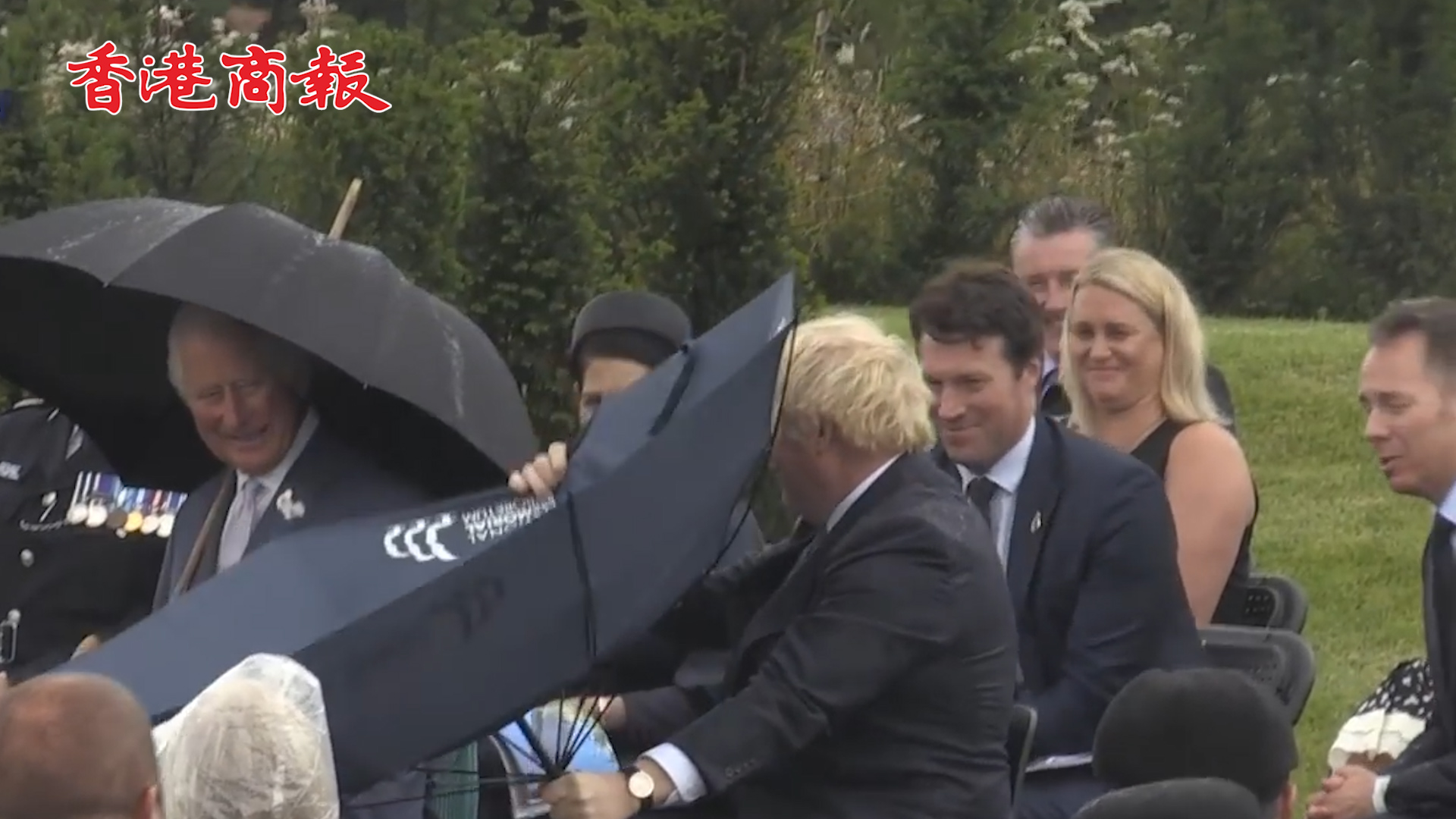 有片丨英國首相雨中撐傘鬧笑話 把查爾斯王子看笑了