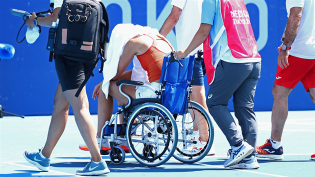 東京酷熱致運動員中暑 網球女選手坐輪椅離場