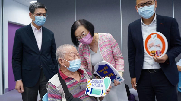 陳肇始到訪葵青地區康健中心 感謝長者參與外展接種服務