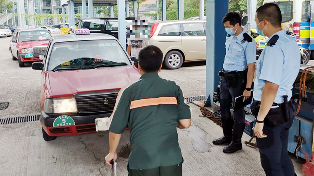 警方港島打擊交通違例 62人涉無戴安全帶收告票