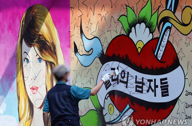 諷刺下屆總統熱門人選夫人壁畫現身首爾引爭議 