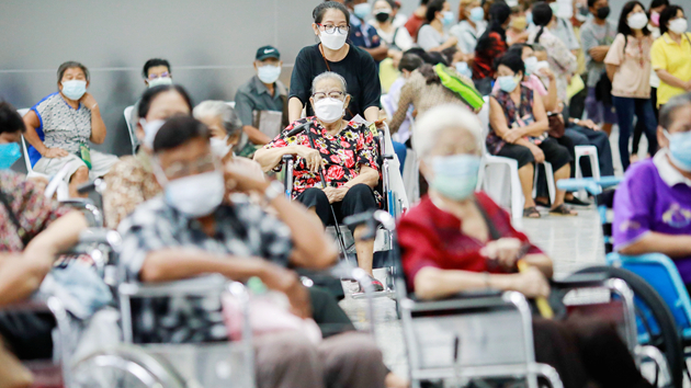 疫情惡化 泰國安排10萬確診者在家隔離