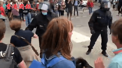 有片丨德國數千人抗議防疫措施 警察當街鎖喉年長女性遭怒批