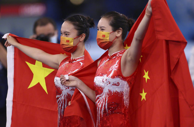 圖集｜奧運賽場隔空致敬 中國體育代代傳承