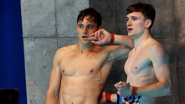 英國跳水冠軍邊織毛衣邊看比賽是什麼情況？