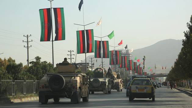 俄媒：阿富汗總統攜現金出逃 帶不走的灑落停機坪