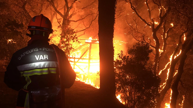 法國南部度假勝地爆發野火 數千人緊急疏散