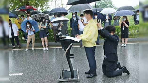 韓國官員雨天開記者會 員工為其跪地撐傘引爭議