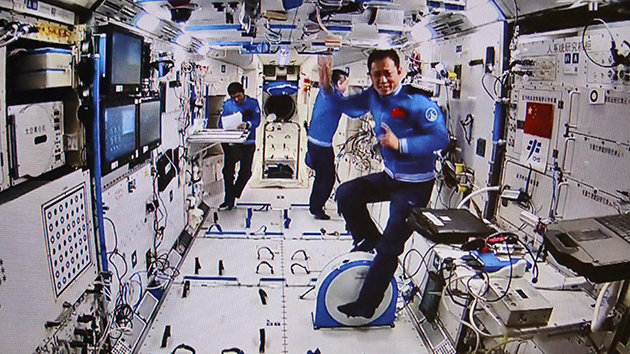 「天地對話」湧動家國情 林鄭冀青年學習航天員精神