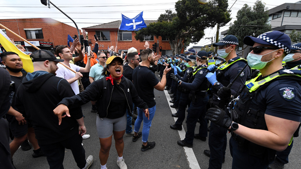 澳洲反封鎖示威者與警方發生暴力衝突 數名警察受重傷