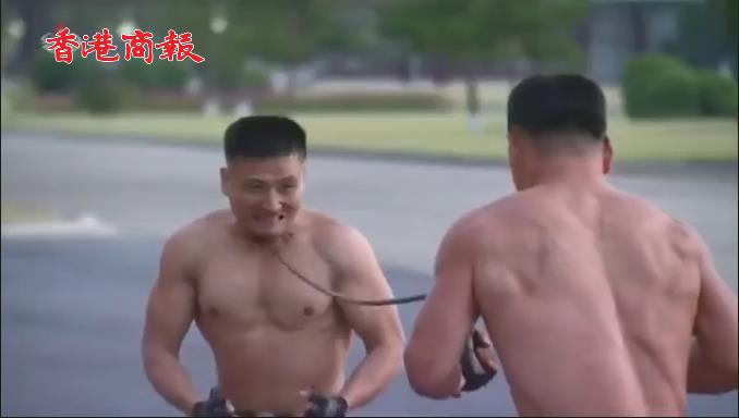 有片 | 朝鮮76年黨慶士兵表演「胸口碎大石」 金正恩樂開懷