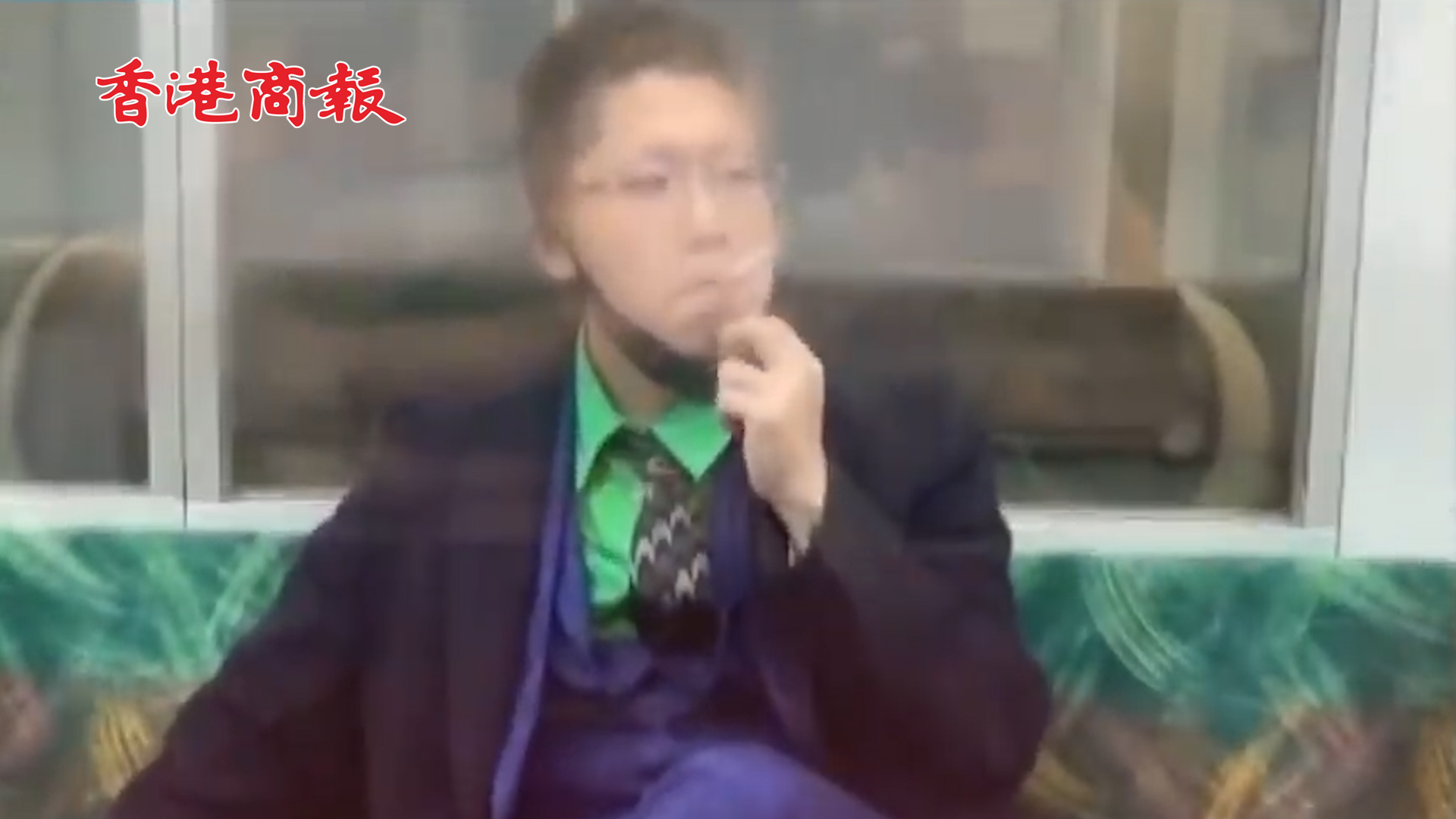 有片丨日本地鐵縱火傷人案嫌犯畫面曝光：身穿小丑裝坐車廂內淡定抽煙