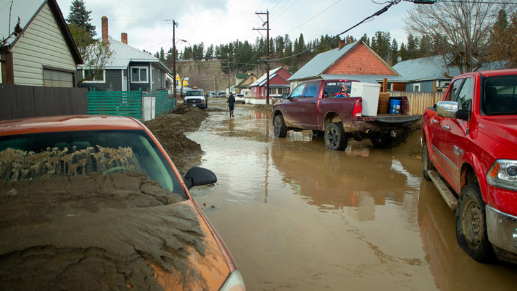 加拿大溫哥華受惡劣天氣影響 周邊公路及鐵路交通中斷