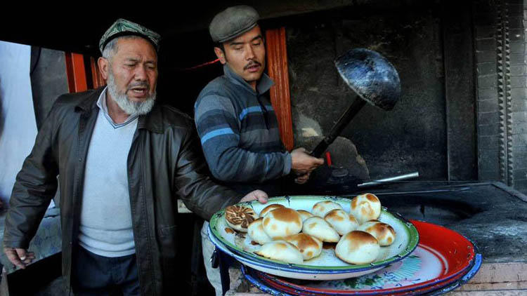 多名美食從業者以「舌尖上的新疆」駁斥所謂「文化滅絕」