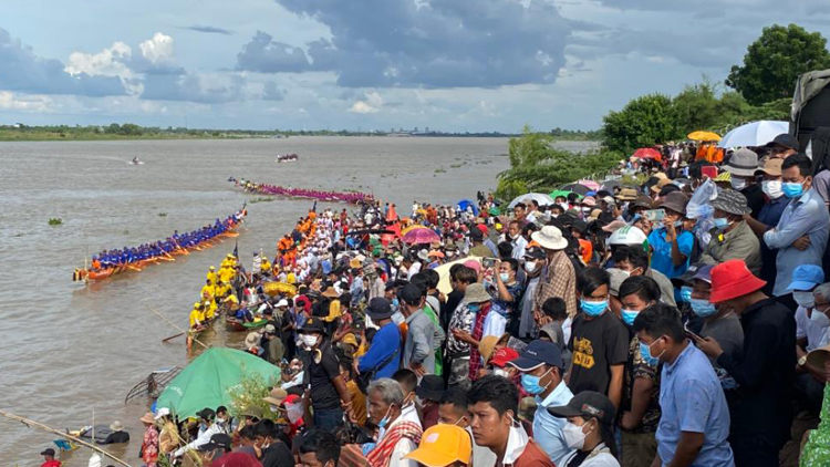 柬埔寨民眾送水節出遊 推動旅遊業復蘇