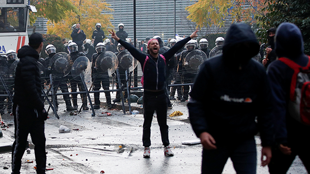 比利時爆發「反防疫」示威遊行 鬧事者與警方爆發衝突