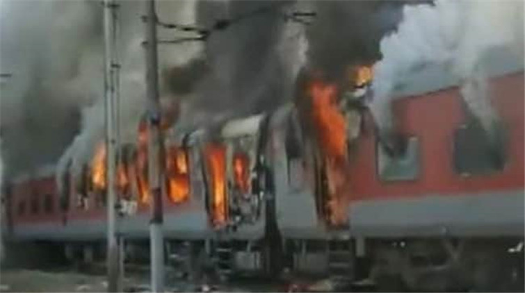 印度一特快列車行駛途中起火 大火從車廂竄出