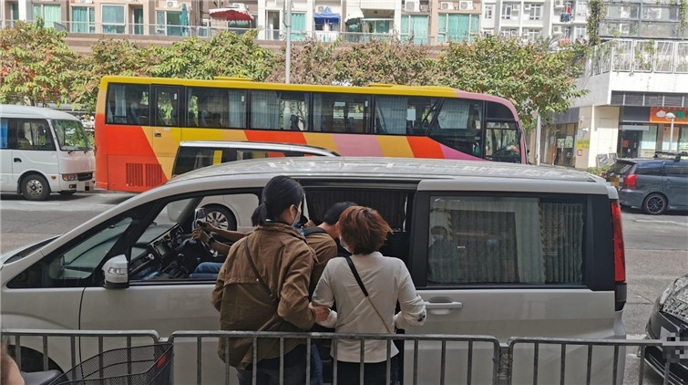 警方元朗打擊街頭賣淫 拘50歲女子