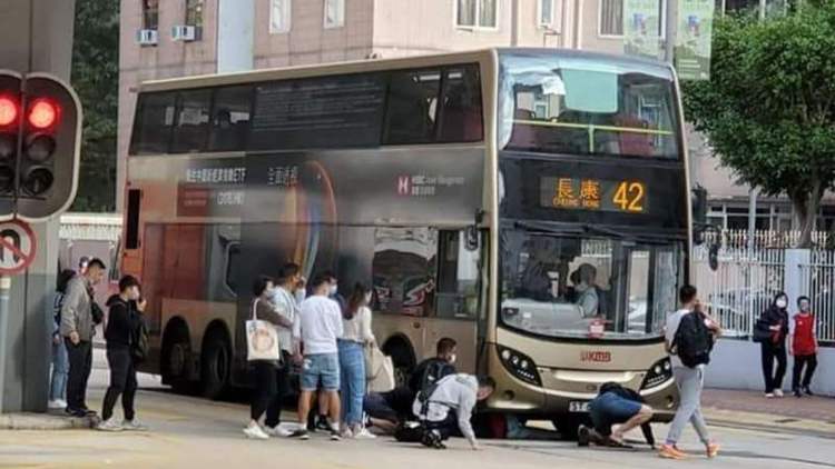 九龍城一女子捱撞捲巴士車底