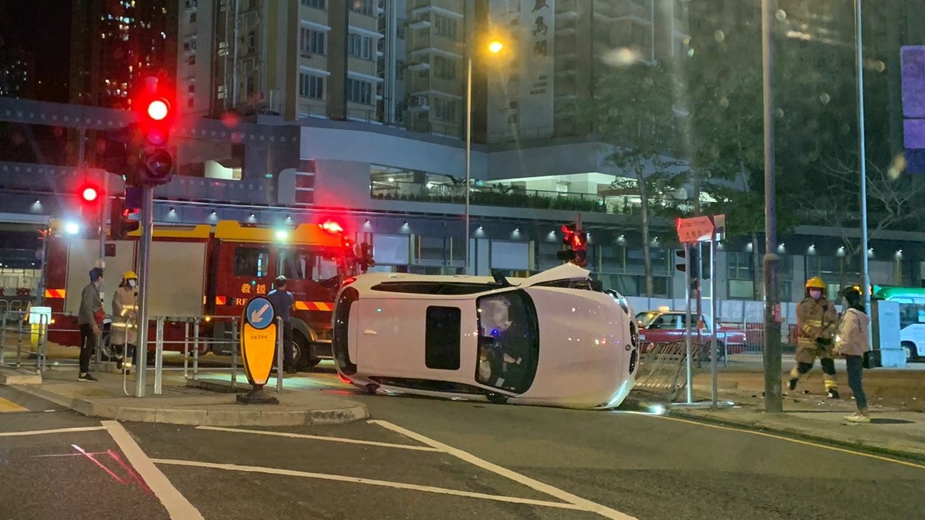 新蒲崗私家車撞翻側 司機涉酒駕被捕
