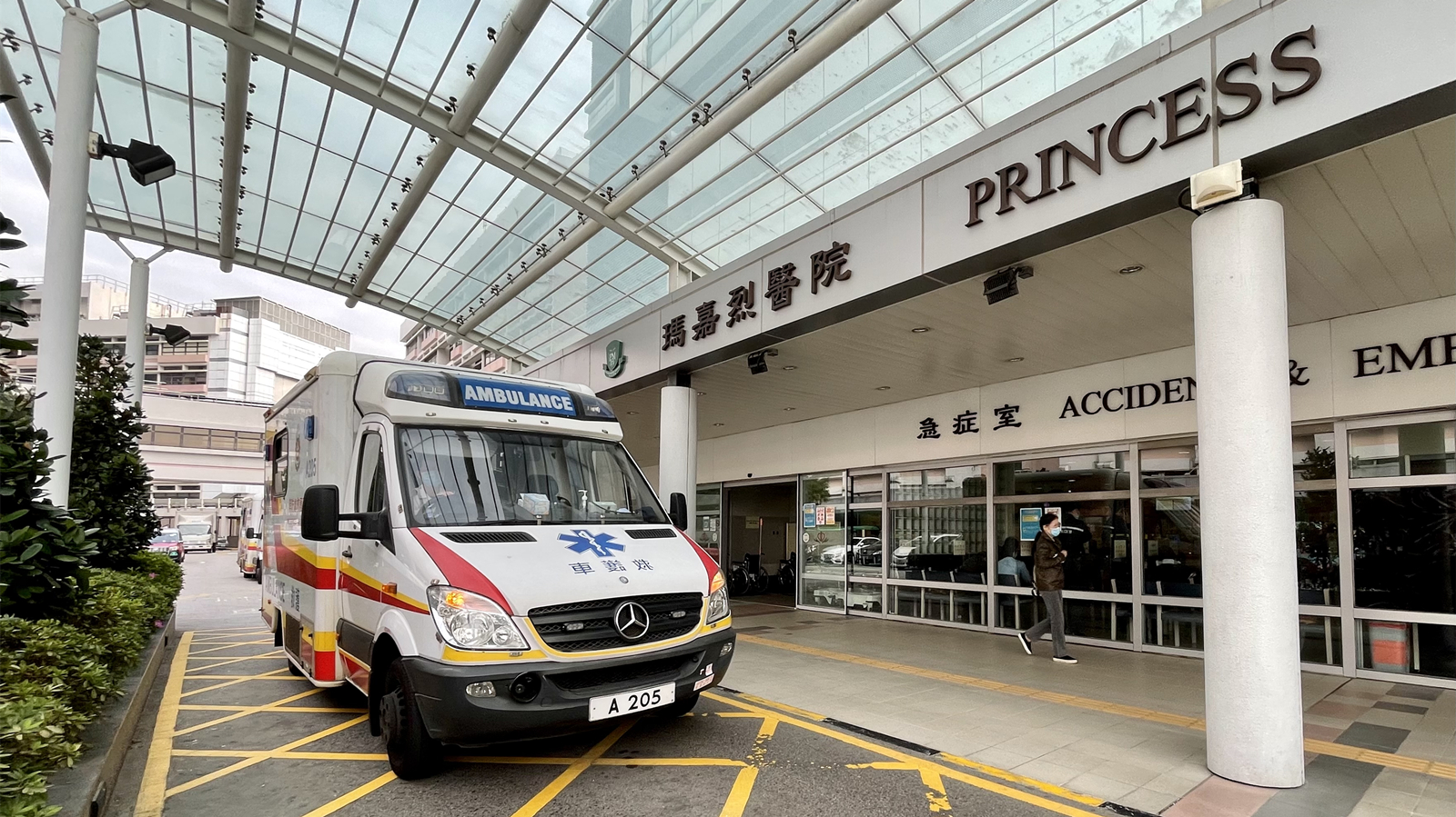 青葵公路的士失控撞工程車 司機及女乘客受傷送院