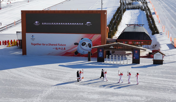 有片丨北京冬奧火炬抵達張家口崇禮富龍雪場 進行雪上傳遞