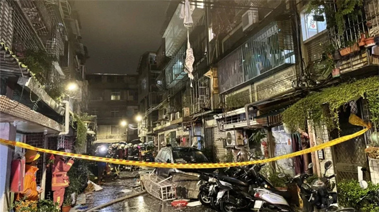 台新北市新店區一公寓起火爆炸 門窗炸飛1死3傷