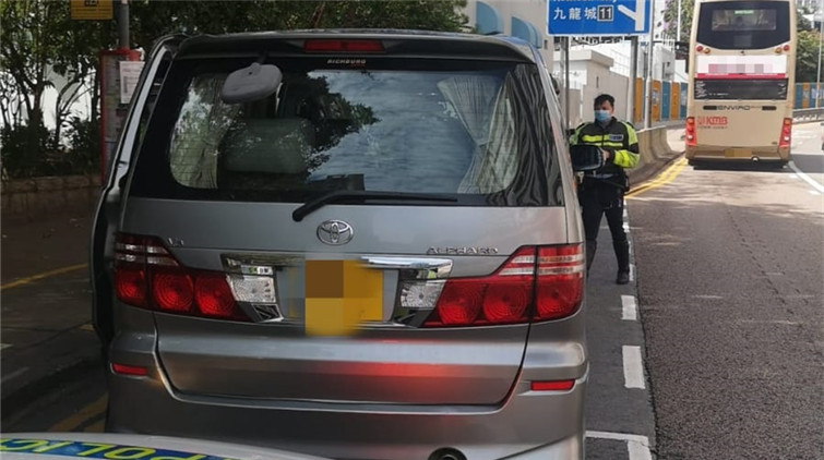 警東九龍打擊停牌期間駕駛 拘捕一男子
