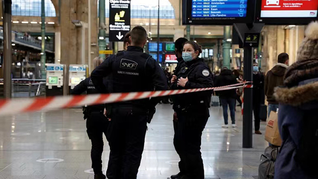 巴黎火車站持刀男子襲警被擊斃 當局料不涉恐襲