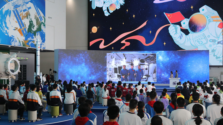 太空「三人組」出差5個月 刷新多個中國航天紀錄