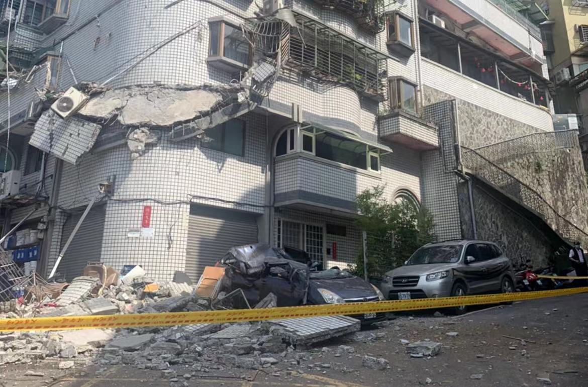 台北市一公寓外牆突倒塌 緊急疏散70人
