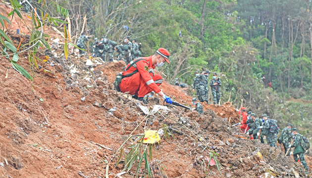 東航空難已尋獲一部黑匣子  救援現場發現遺體殘骸
