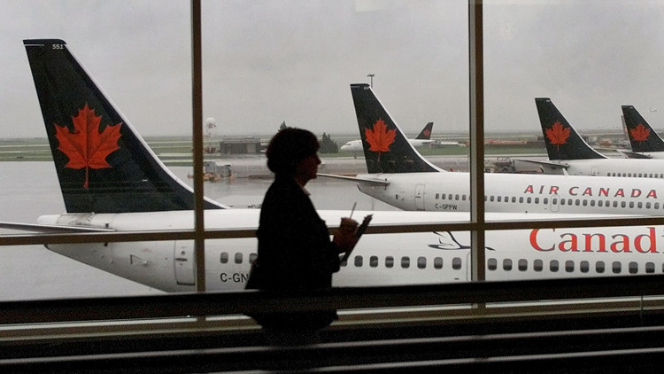 多倫多結束777天抗疫緊急狀態 溫哥華機場人滿為患