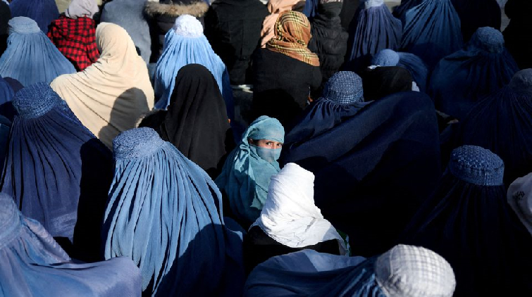 外媒：阿富汗婦女反對塔利班頒布女性須穿遮蓋全身罩袍命令