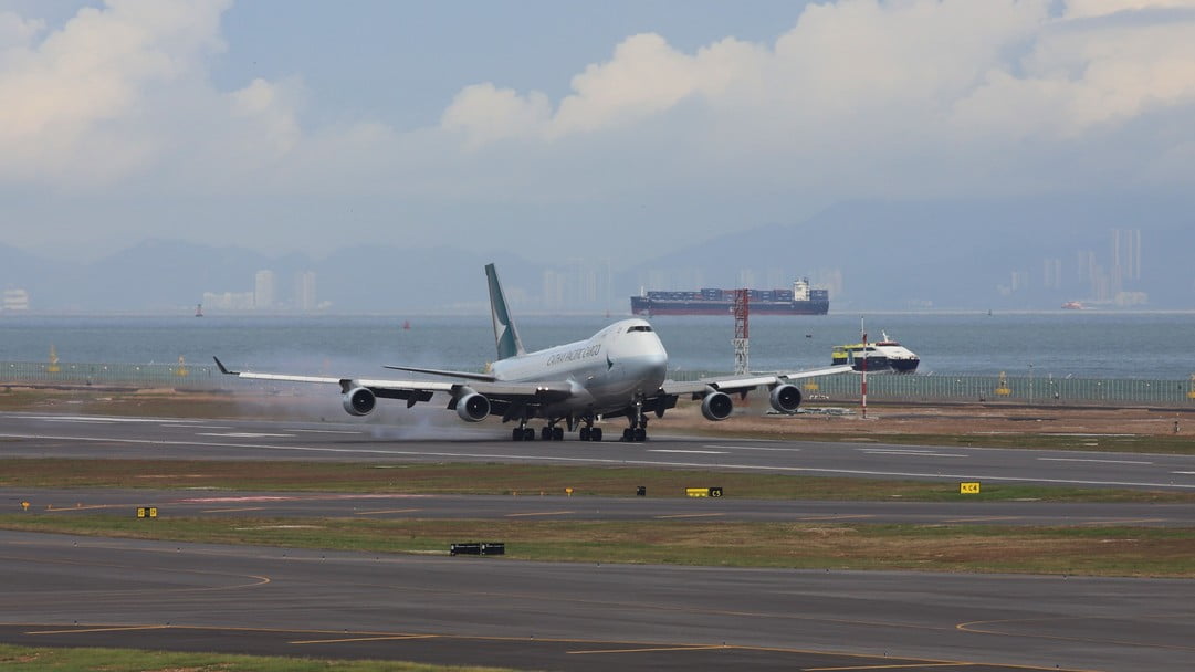機場今起編排航班熟習三跑 國泰貨機為首班降落商業航班