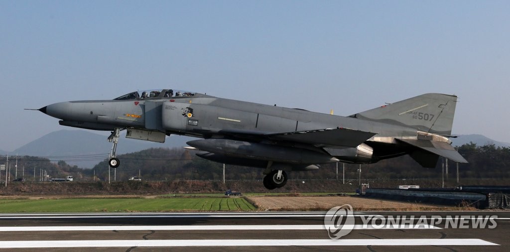 韓國空軍一架F-4E戰機墜毀 2名飛行員成功逃生