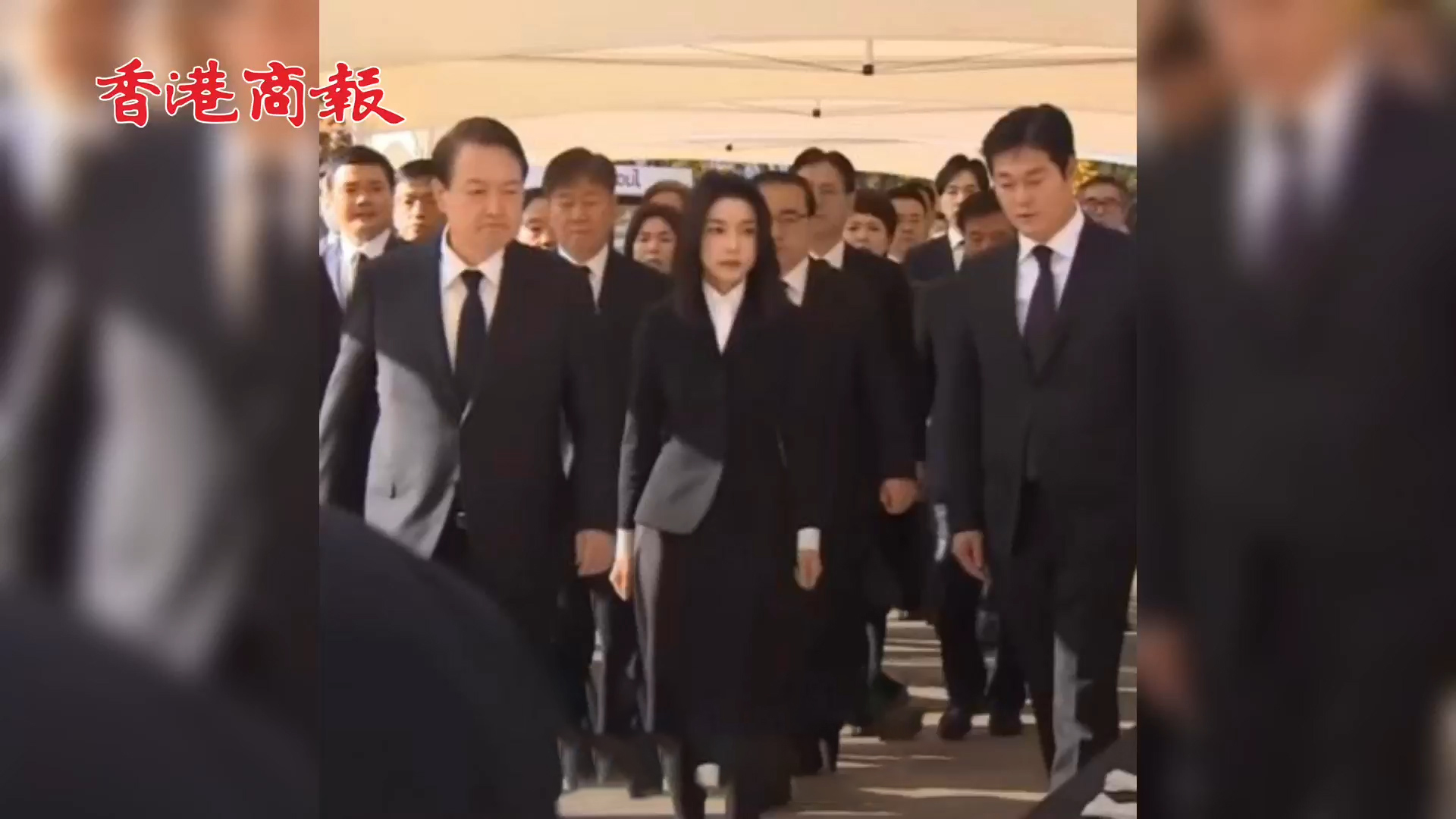有片 | 獻花默哀 韓國總統尹錫悅夫婦悼念踩踏事故遇難者