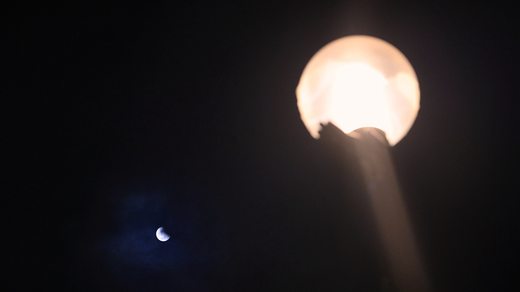 圖集｜市民尖沙咀海傍觀賞「血月」及「月掩天王星」天文奇觀
