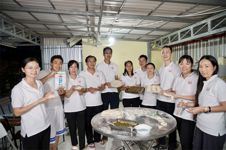共享基金會人員與廣西醫療隊吃餃子慶祝國際義工日